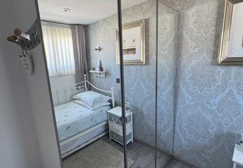 3-Bed Camber Sands Cabin - Pool - Parking - Pets
