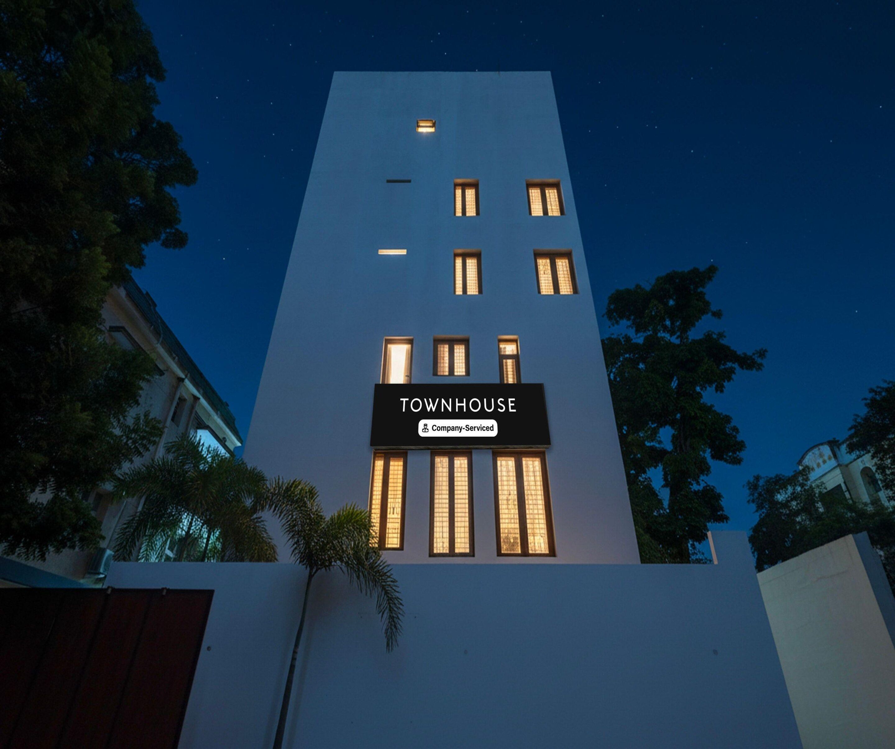 Una casa adosada moderna con un letrero que indica que ofrece servicios para empresas.