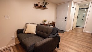 Unclassified image, 5 of 19, button - Modern Studio with Full Kitchen (Grandview)