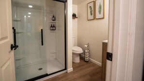 Unclassified image, 4 of 19, button - Modern Studio with Full Kitchen (Grandview)