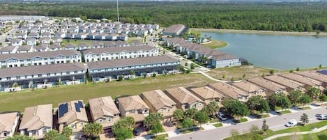 Zona residencial con varios edificios de apartamentos, un estacionamiento y una masa de agua.