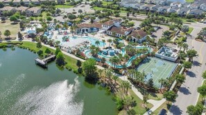 Un quartier résidentiel doté d’une grande piscine, de courts de tennis et d’un quai au bord d’un lac.