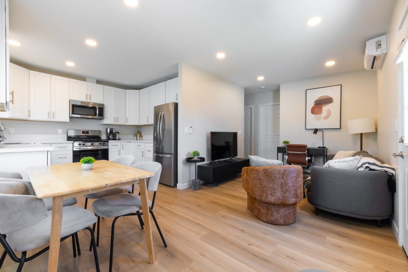 Un apartamento moderno con cocina, comedor y sala de estar.