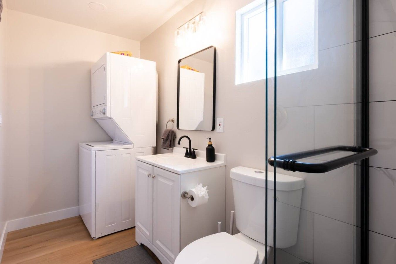 Een moderne badkamer met toilet, wastafel en douchehoek.