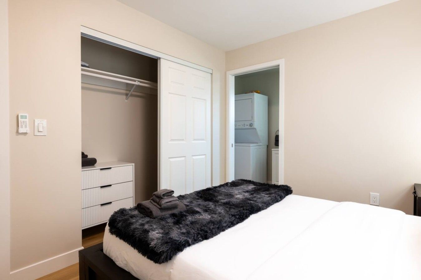 Ein Schlafzimmer mit einem Bett, einem Kleiderschrank und einem Schrank.