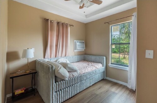 Cozy 2-bedroom cabinwith all the amenities and farm life experience