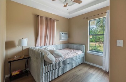Cozy 2-bedroom cabinwith all the amenities and farm life experience