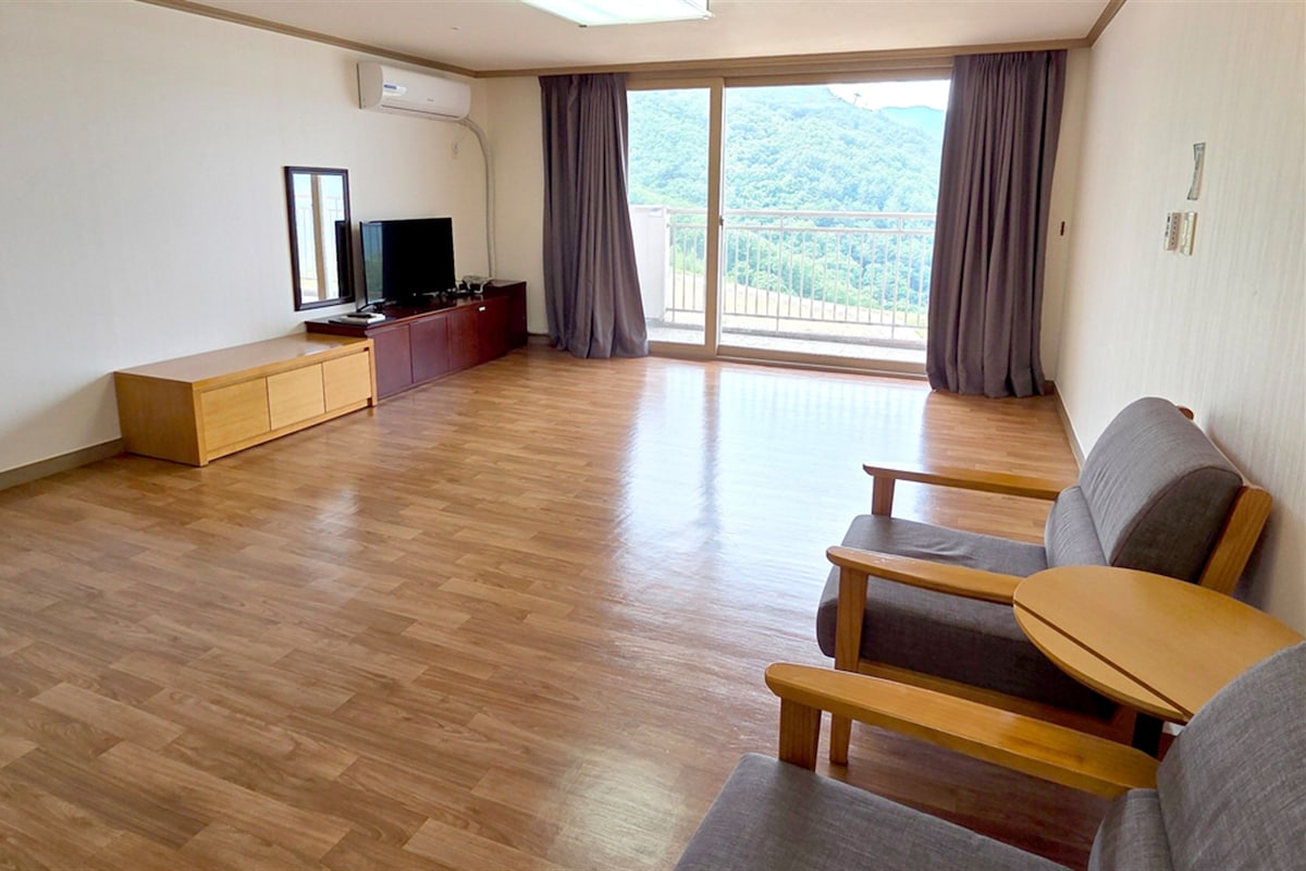 Silver (20-pyeong room, no consecutive stays) | Área de sala de estar | Televisión LCD de 40 pulgadas con canales por cable