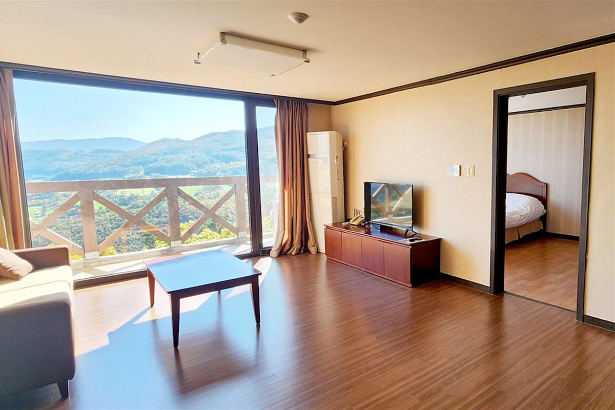 Diamond Villa (40 pyeong, no consecutive nights) | Área de sala de estar | Televisión LCD de 40 pulgadas con canales por cable