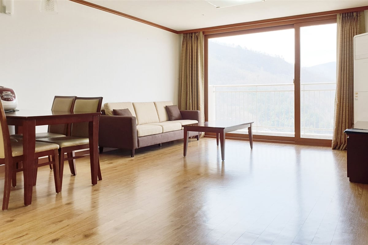 Gold (30-pyeong unit, no consecutive stays) | Área de sala de estar | Televisión LCD de 40 pulgadas con canales por cable