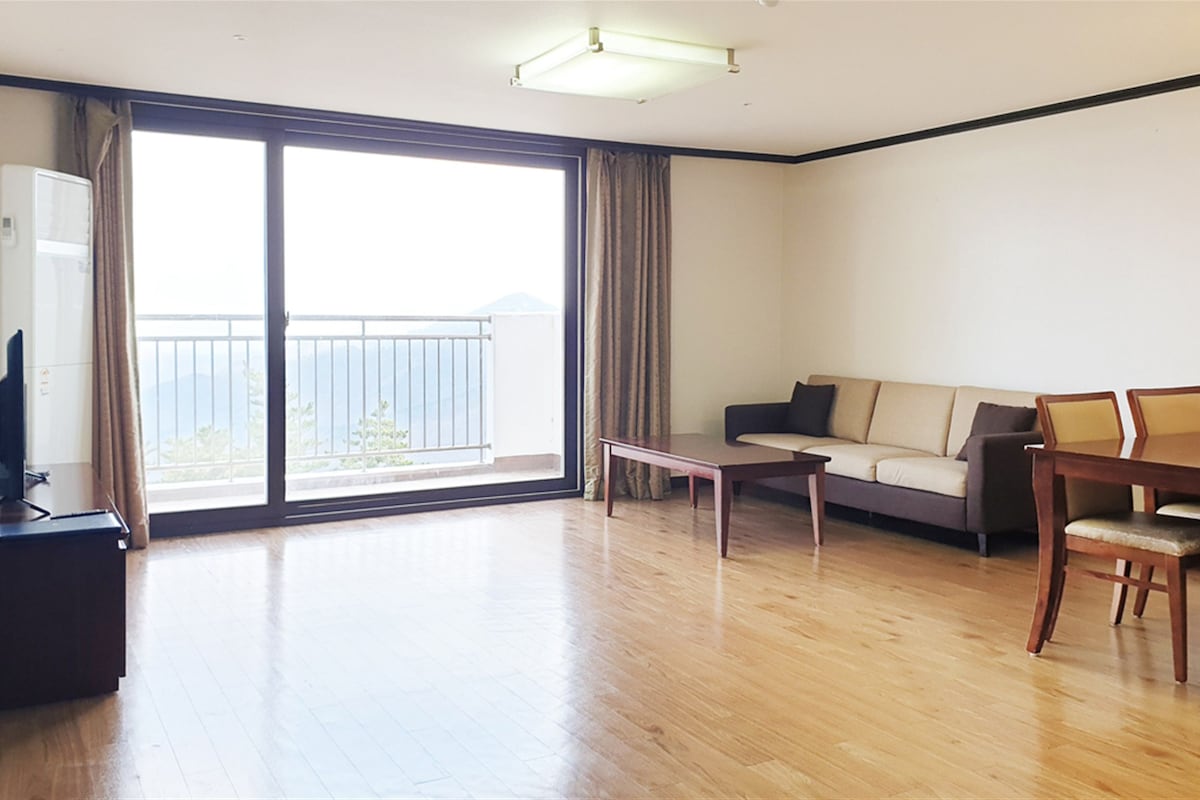 Diamond Tower (40 pyeong, no consecutive nights) | Área de sala de estar | Televisión LCD de 40 pulgadas con canales por cable