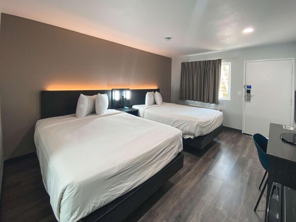 Room - 3 Budget-Friendly Rooms | 3.5 Miles Away from Zoo | Pets Allowed (West Sacramento)
