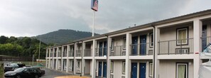 Ein Motel mit mehreren Etagen, Balkonen und einer Flagge.
