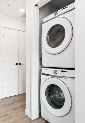 A laundry room with two stacked front-loading washing machines. - The DTLA Haven, 1Mi to Dodger Stadium, Free Parking (Los Angeles)