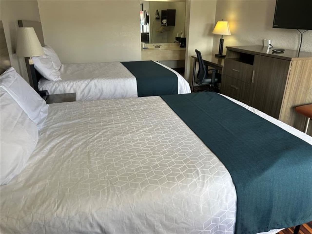Iron/ironing board, free WiFi, bed sheets