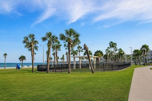 A park with palm trees, a pathway, and a view of the ocean. - 4 Budget-Friendly Rooms for Ingleside Stay! Kitchen, Free Parking, Onsite Pool (Ingleside)