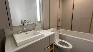 Condo clássico, 1 cama Queen e sofá-cama, para não fumantes, geladeira | Banheiro | Produtos de toalete grátis, secador de cabelo, toalhas de banho