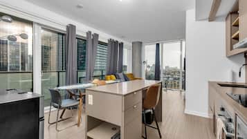 Condo família, vista para a cidade | Cozinha privada | Cafeteira/chaleira, geladeira, micro-ondas, fogão