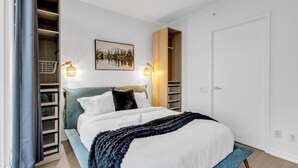 Blackout curtains, iron/ironing board, free WiFi, individually decorated - StayToronto - The Entertainment Suites (Toronto)