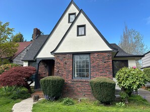 Exterior - Charming 3-bedroom family-friendly storybook cottage in walkable Portland (Portland)