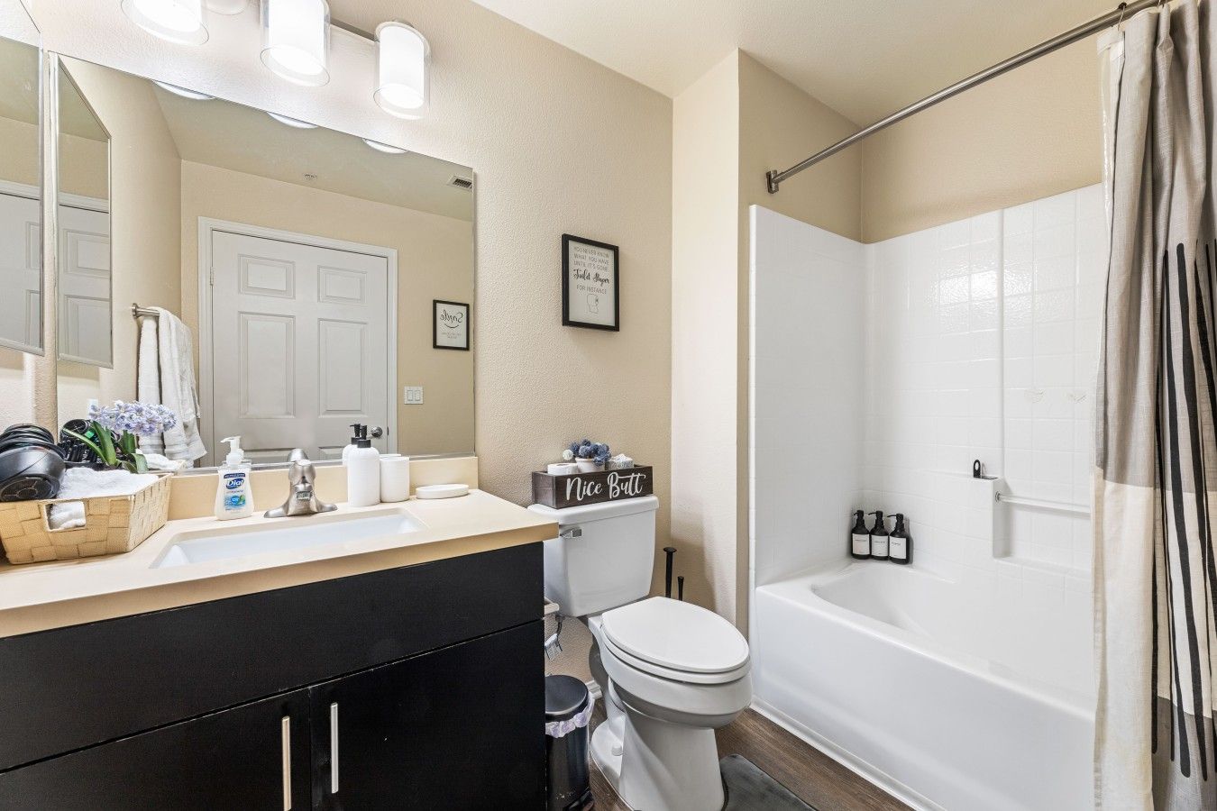 Une salle de bain avec un lavabo, des toilettes et une baignoire.