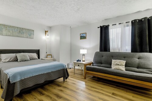 10 minute walk to the Game! Modern Townhouse near WVU Stadium/Campus & Hospital