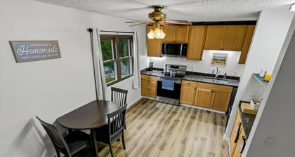 10 minute walk to the Game! Modern Townhouse near WVU Stadium/Campus & Hospital