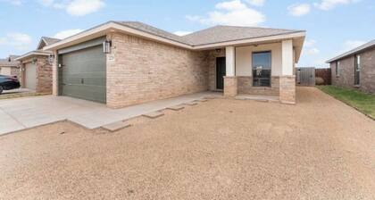 The Wild Tumbleweed/ 3-bedroom house in quaint Lubbock- Best of the West