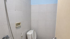 Ein kleines Badezimmer mit Toilette, Dusche und Waschbecken.