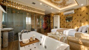 Un baño lujoso con una bañera grande, una ducha con cerramiento de vidrio y un tocador con lavabo.