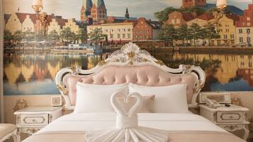 Un dormitorio con una cama grande, un cabecero ornamentado y un mural de un paisaje urbano.