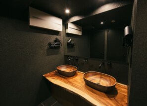 A modern bathroom with two wooden sinks, a mirror, and a dark wall. - A 4-minute walk from Shibuya Station / Cherry blossoms at the end of your journey / An inn where your heart finds peace in traditional Japanese tranquility (渋谷区)
