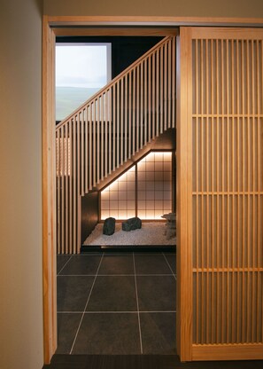 A wooden staircase with a view of the sky, leading to a room with a tatami mat floor and a traditional Japanese lantern. - 4-minute walk from Shibuya Station / Cherry blossoms blooming at the end of your journey / An inn where your heart finds peace in traditional Japanese tranquility (渋谷区)