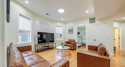 Newly Renovated 3-bedroom, Easy Downtown Boston Access, FREE Parking + AC 48/2