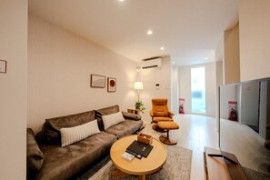 Casa Comfort, balcó, vistes a la ciutat | Sala d'estar