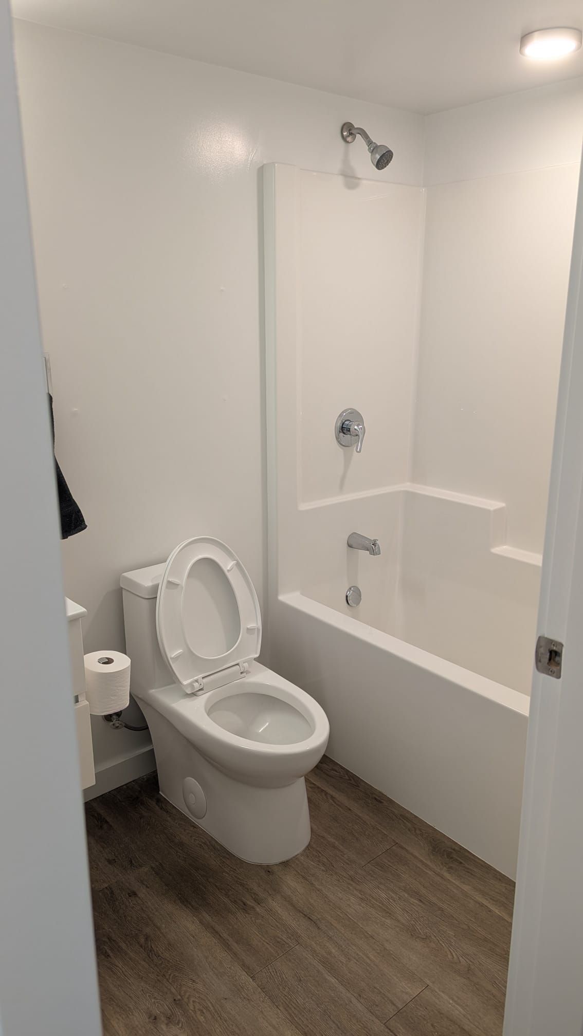 Un bagno con il water, una doccia e una vasca da bagno.