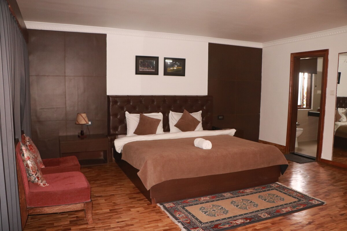 Luxury Suite, Hill View | Meja, Wi-fi percuma 