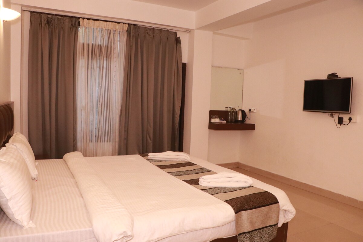 Junior Double Room | Meja, Wi-fi percuma 