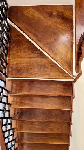 Una escalera de madera con barandilla de metal.