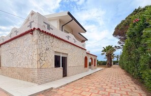 A stone building with a flat roof and a paved walkway leading to it. - Gorgeous home in Arenella with house sea view (Arenella)