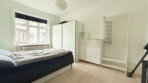 Una camera da letto con un letto, un armadio e un termosifone.