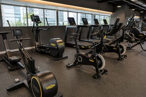 Ett gym med motionscyklar, löpband och crosstrainers.