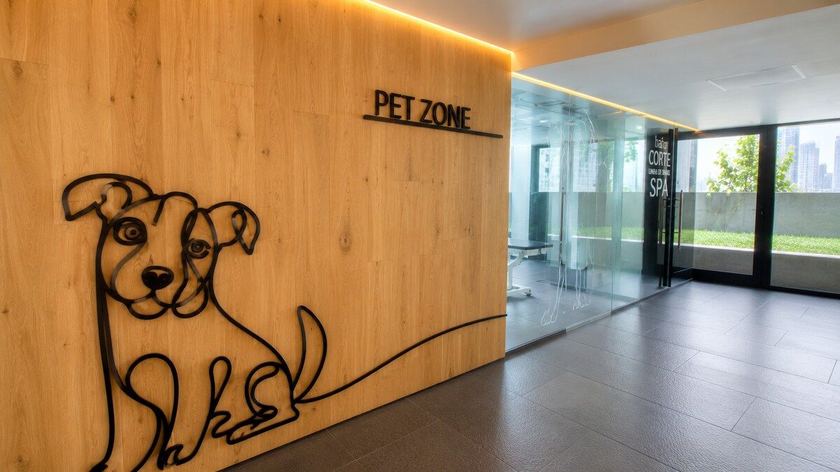Een receptie met een houten wand, een bordje voor een dierenverblijf en een glazen deur naar een wellnessruimte.