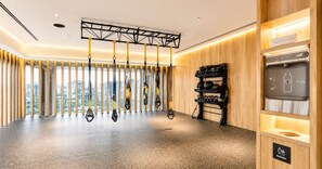 Gimnasio con máquinas de fuerza y equipamiento moderno, una excelente amenidad para estancias largas en Paseo de la Reforma. - Luxury Loft w/ Rooftop Pool & City Views (Mexico City)