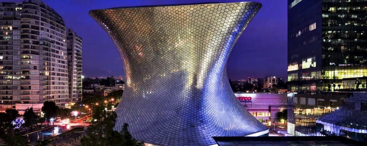 Un bâtiment moderne doté d’une façade en verre incurvée et originale.