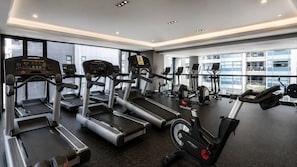 Ett gym med löpband, crosstrainers och en motionscykel.