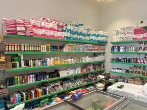 Passís de farmàcia amb prestatges plens de diversos productes de bellesa i salut.