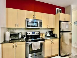 Private kitchen - 2BR Surrey Apartment | AC, Parking, Wi-Fi & Near SkyTrain (Surrey)