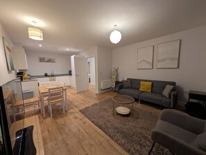 Apartamento, 2 quartos | Sala de estar