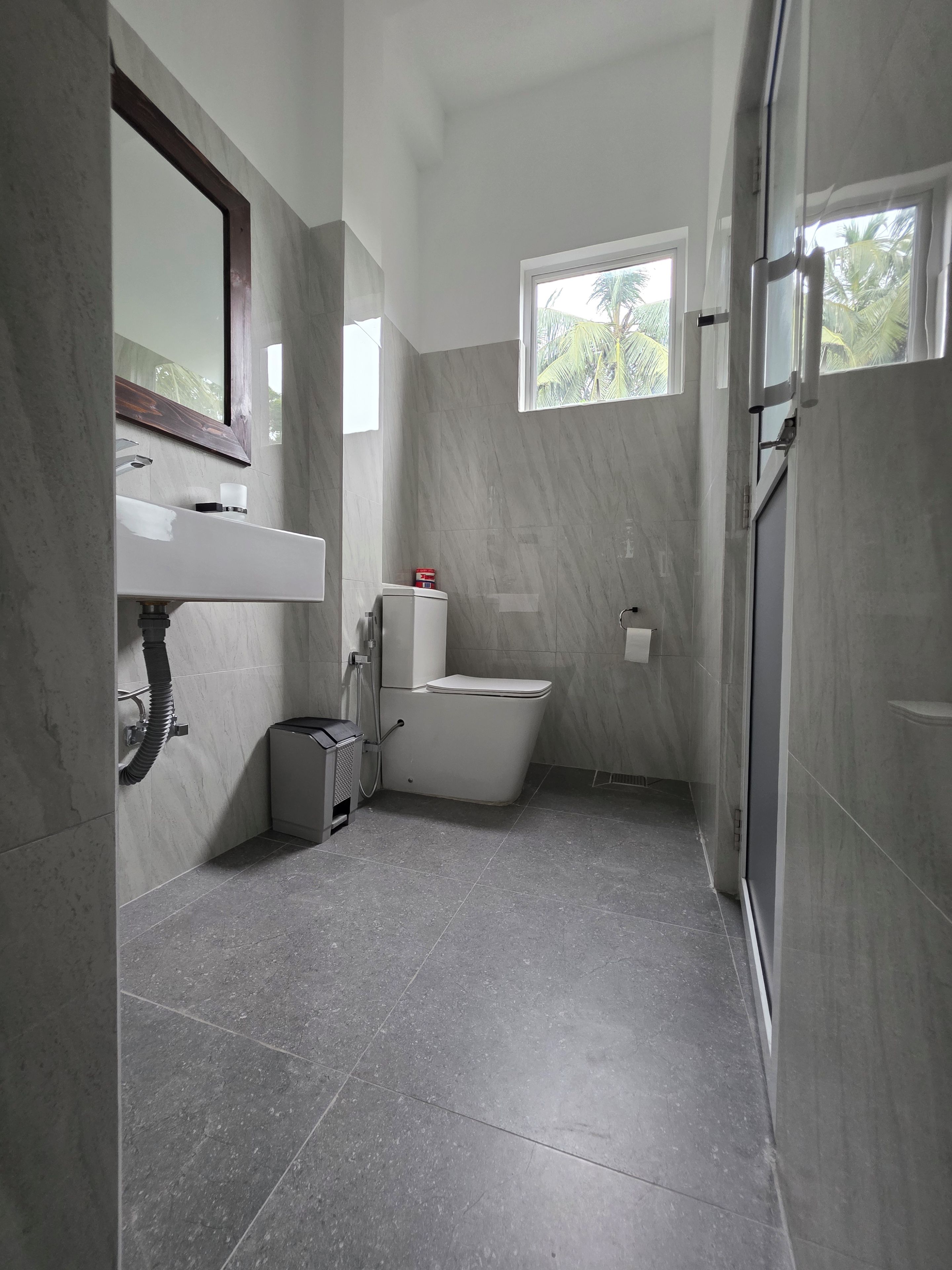 Une salle de bain avec des toilettes, un lavabo et une douche.
